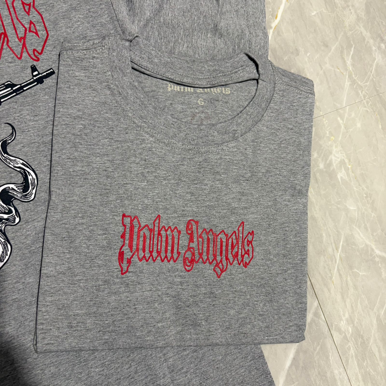 Camiseta Grife Palm Angels Cinza Mescla com Logo Gótico Bordado Vermelho