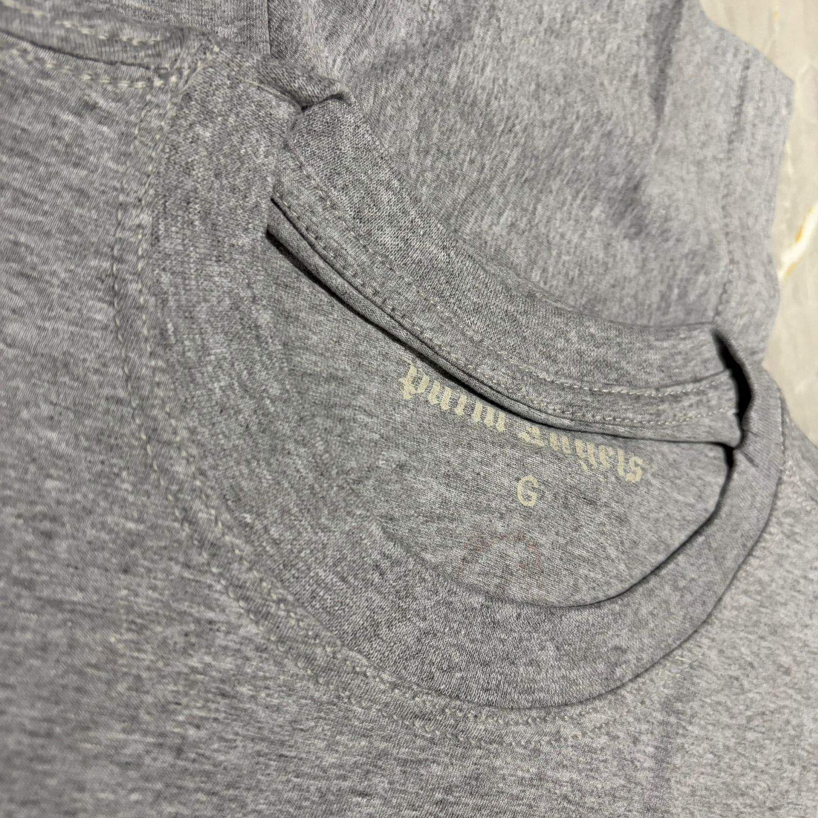 Camiseta Grife Palm Angels Cinza Mescla com Logo Gótico Bordado Vermelho