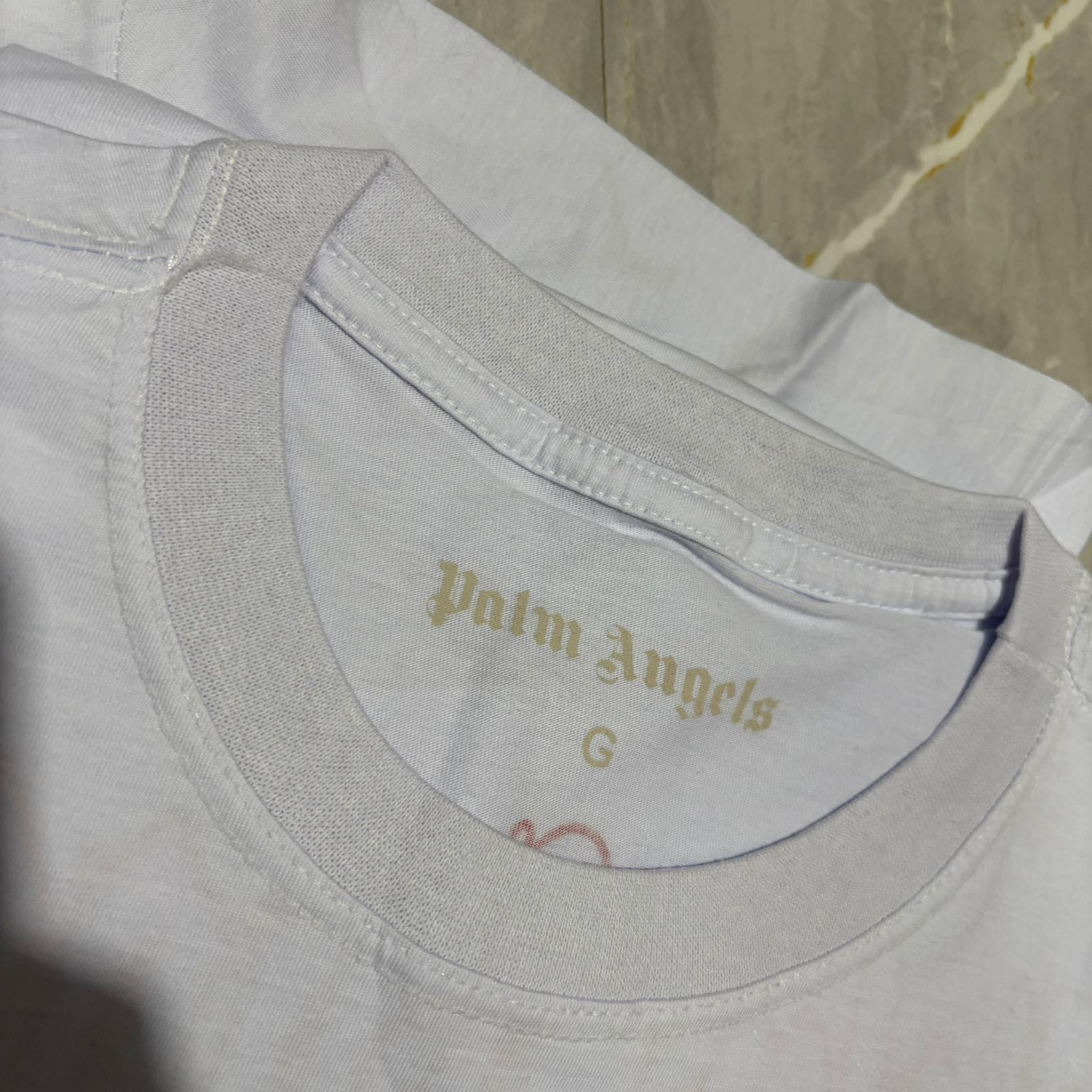 Camiseta Grife Palm Angels Branca com Logo Gótico Vermelho