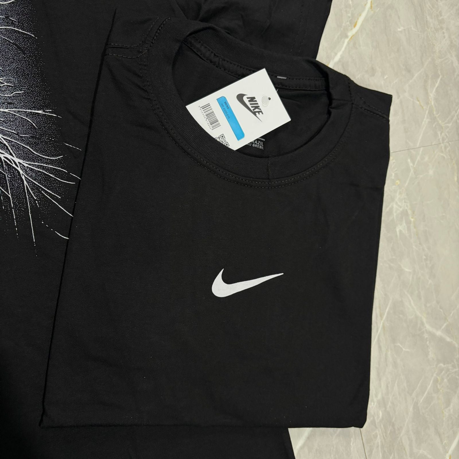 Camiseta Grife NIKE Preta Clássica com Swoosh Branco Sólido