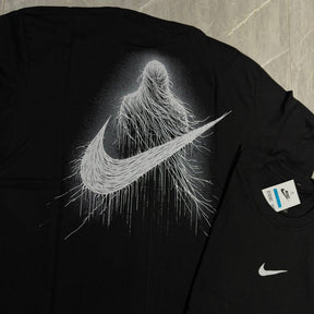 Camiseta Grife NIKE Preta Clássica com Swoosh Branco Sólido