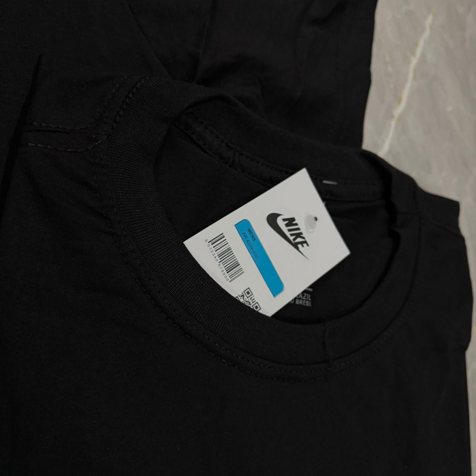 Camiseta Grife NIKE Preta Clássica com Swoosh Branco Sólido