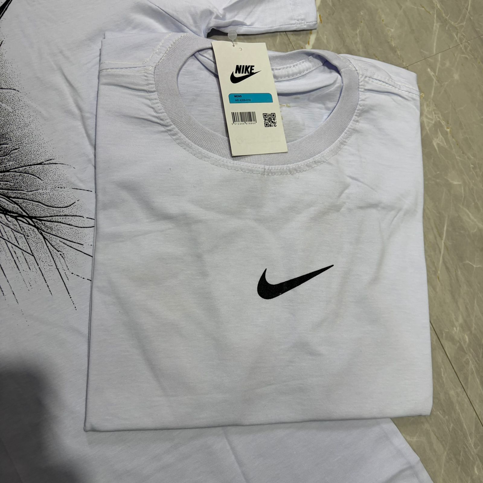 Camiseta Grife NIKE Branca Básica com Swoosh Preto Sólido