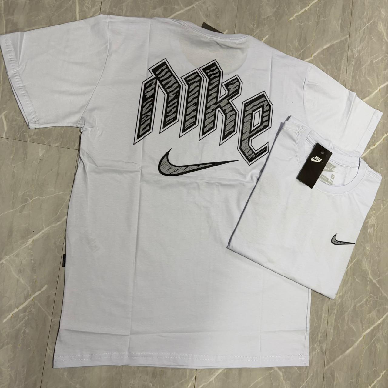 Camiseta Grife NIKE Branca Minimalista com Swoosh Preto Contornado