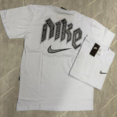 Camiseta Grife NIKE Branca Minimalista com Swoosh Preto Contornado