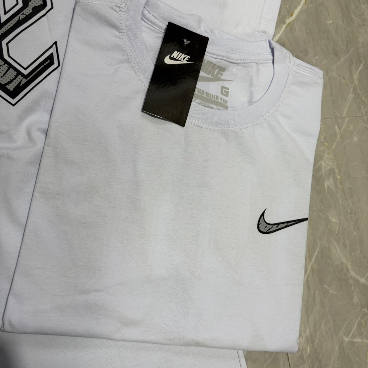 Camiseta Grife NIKE Branca Minimalista com Swoosh Preto Contornado