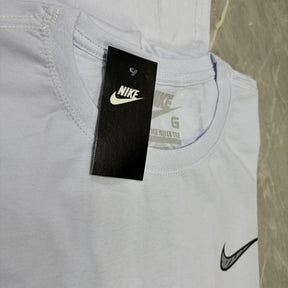 Camiseta Grife NIKE Branca Minimalista com Swoosh Preto Contornado