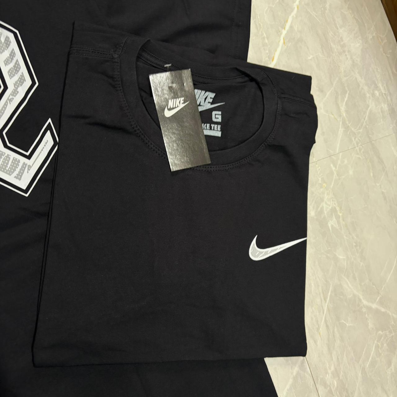 Camiseta Grife NIKE Preta Essencial com Swoosh Branco