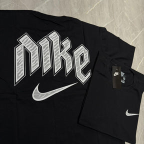 Camiseta Grife NIKE Preta Essencial com Swoosh Branco