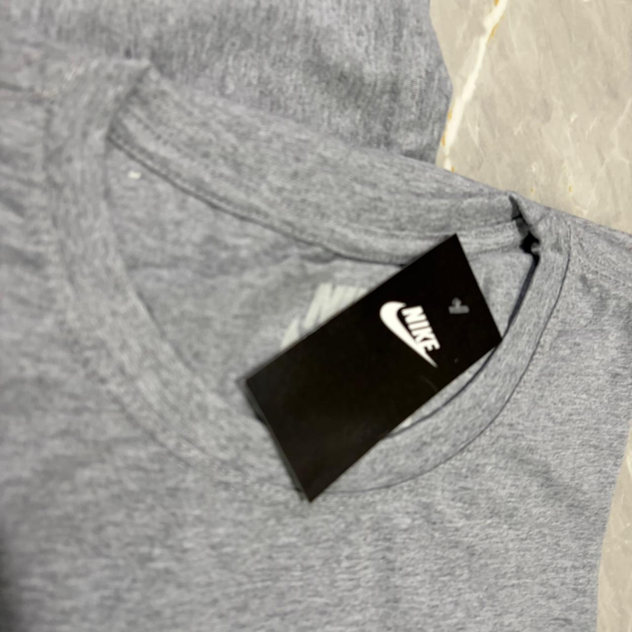 Camiseta Grife NIKE Cinza Mescla com Swoosh Branco Bordado