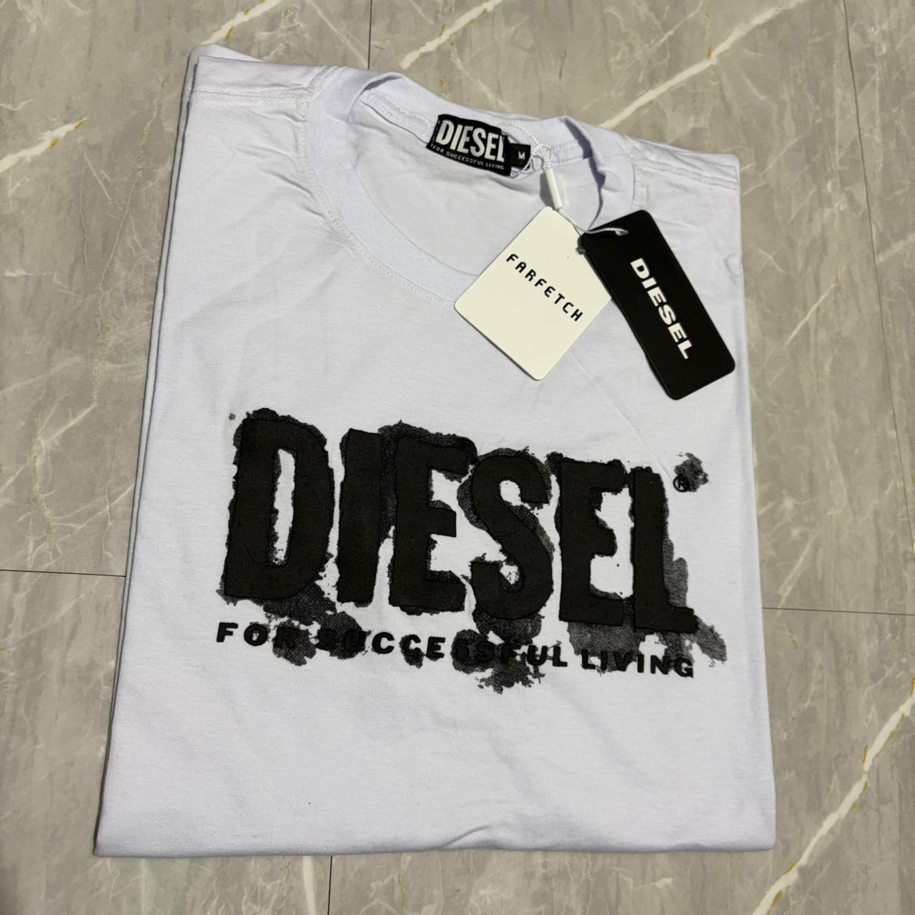 Camiseta Grife DIESEL Branca com Logotipo Preto Texturizado