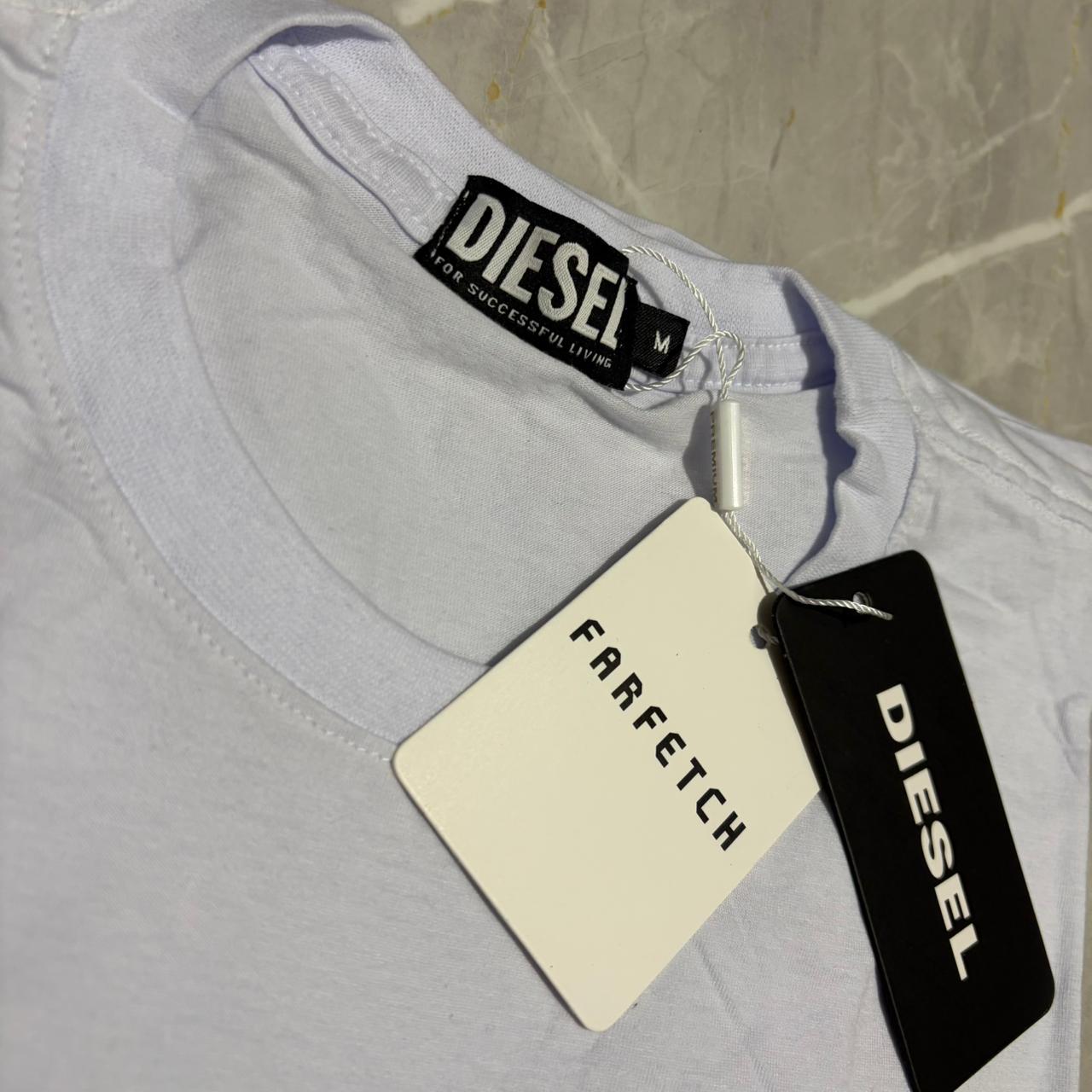 Camiseta Grife DIESEL Branca com Logotipo Preto Texturizado