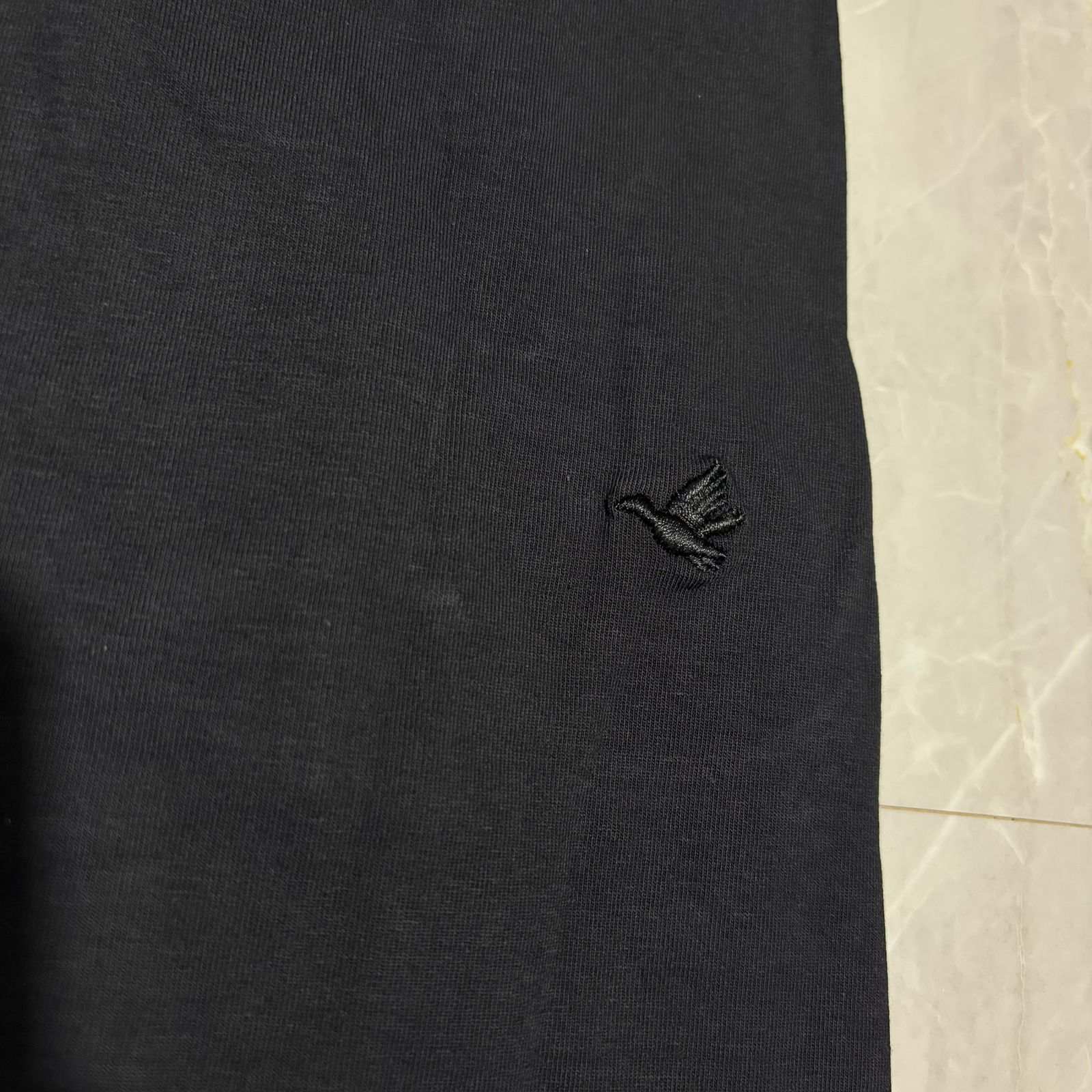 Camiseta Grife BROOKSFIELD Preta com Pássaro Bordado Tonal