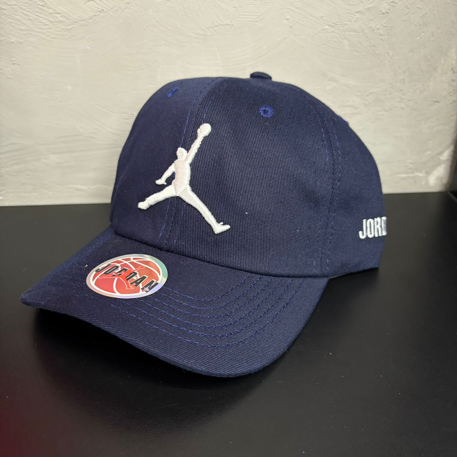 Boné Grife JORDAN Azul Marinho com Jumpman Bordado Branco