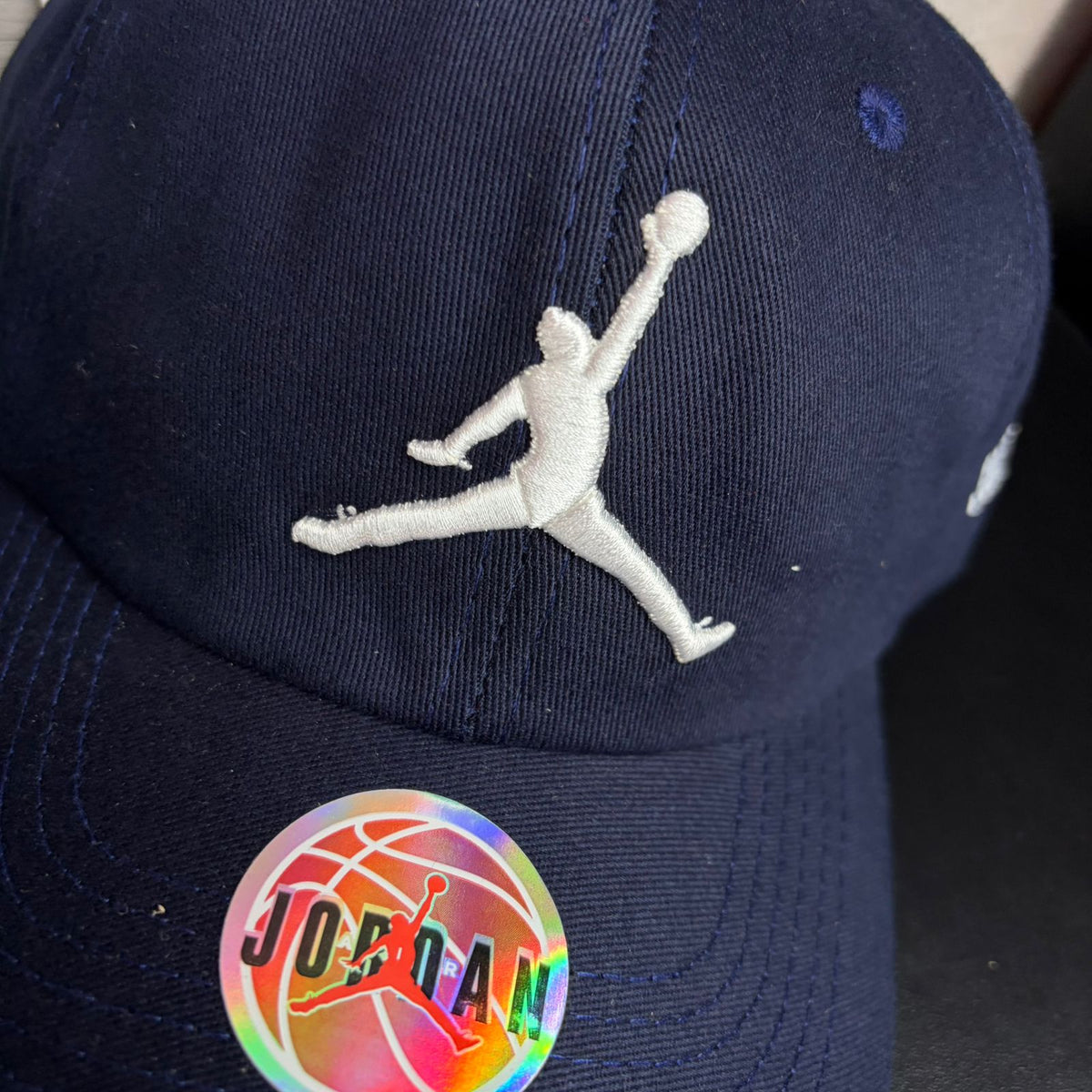 Boné Grife JORDAN Azul Marinho com Jumpman Bordado Branco