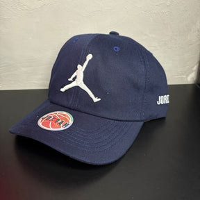 Boné Grife JORDAN Azul Marinho com Jumpman Bordado Branco