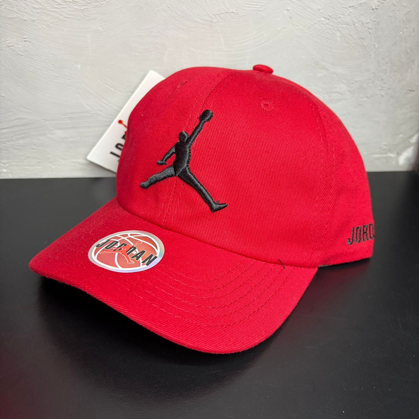 Boné Grife JORDAN Vermelho Intenso com Jumpman Bordado Preto