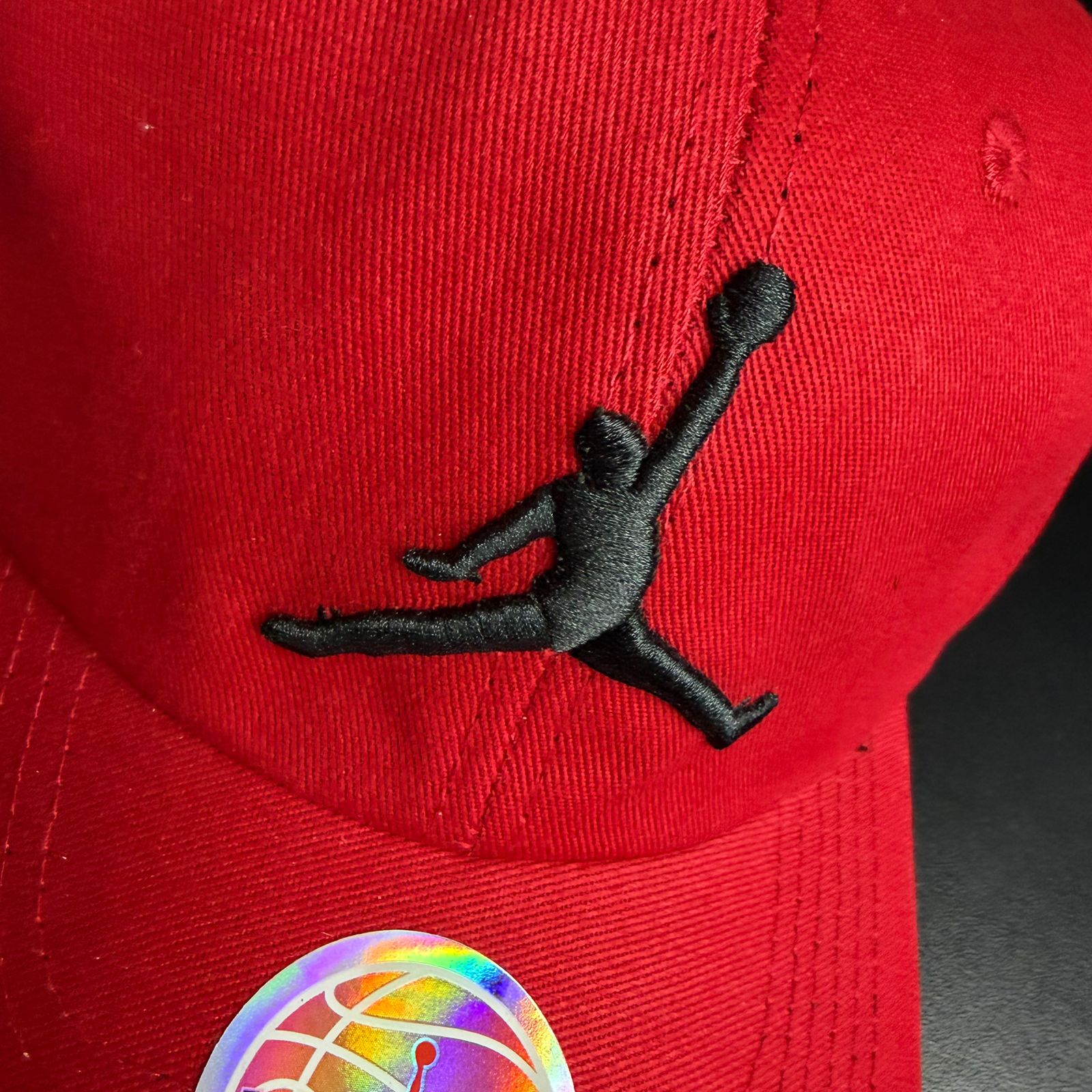 Boné Grife JORDAN Vermelho Intenso com Jumpman Bordado Preto