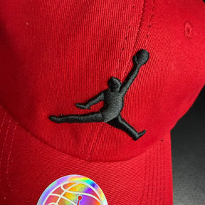 Boné Grife JORDAN Vermelho Intenso com Jumpman Bordado Preto