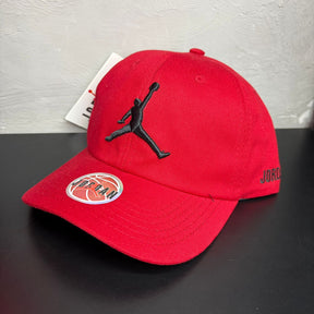 Boné Grife JORDAN Vermelho Intenso com Jumpman Bordado Preto