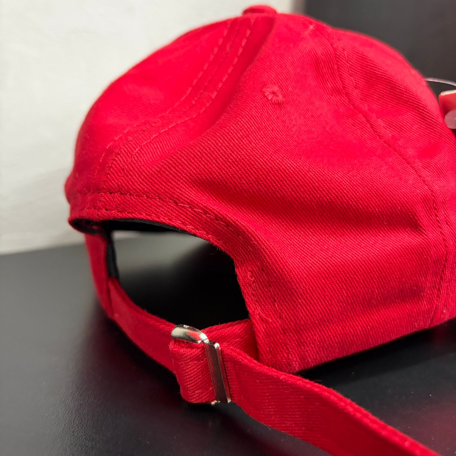 Boné Grife JORDAN Vermelho Intenso com Jumpman Bordado Preto