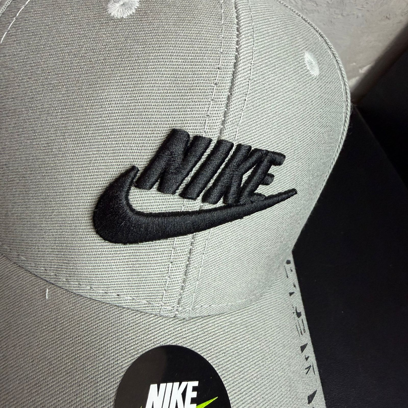 Boné Grife NIKE Cinza Claro com Logo Bordado Preto