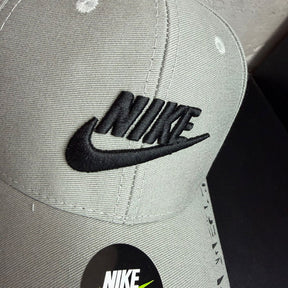 Boné Grife NIKE Cinza Claro com Logo Bordado Preto