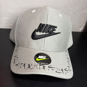Boné Grife NIKE Cinza Claro com Logo Bordado Preto