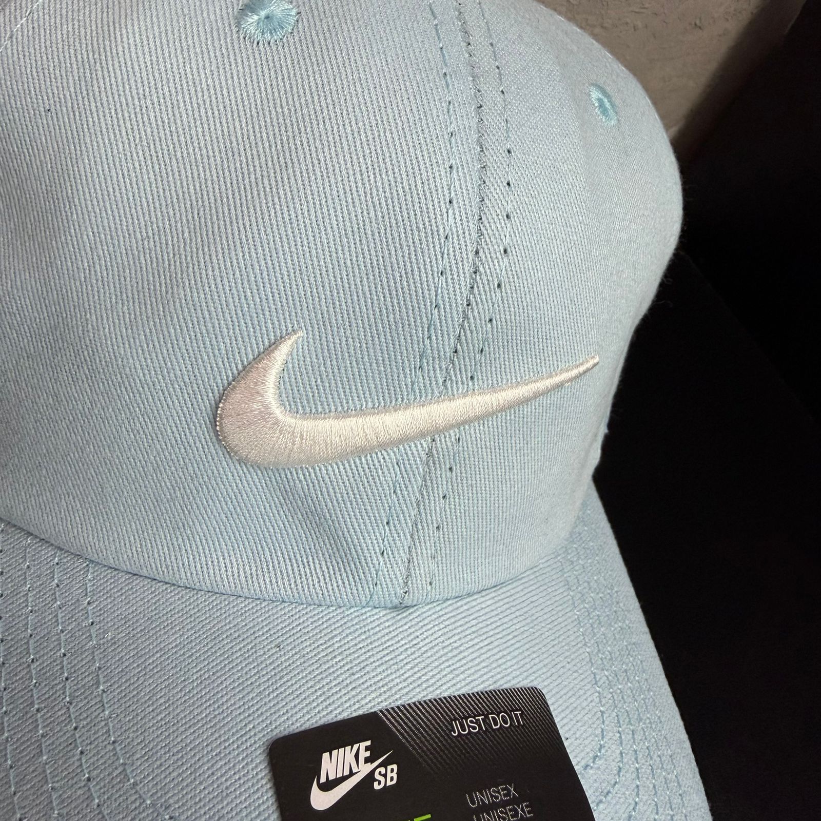 Boné Grife NIKE SB Azul Serenity com Swoosh Bordado Branco