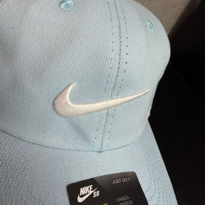 Boné Grife NIKE SB Azul Serenity com Swoosh Bordado Branco