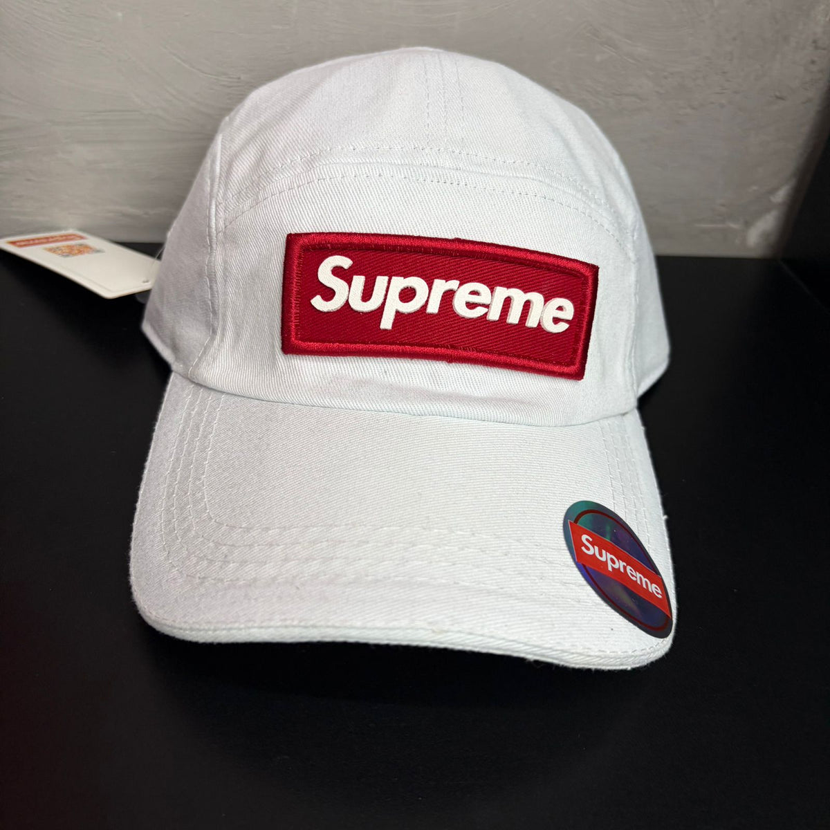 Boné Grife SUPREME Off-White/Azul Claro com Box Logo Vermelho