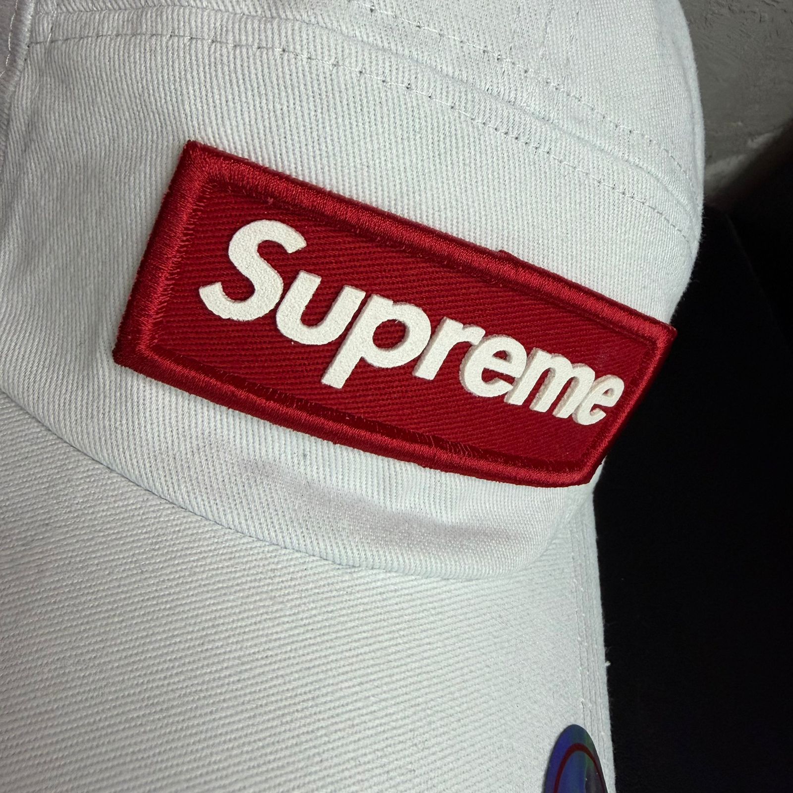 Boné Grife SUPREME Off-White/Azul Claro com Box Logo Vermelho