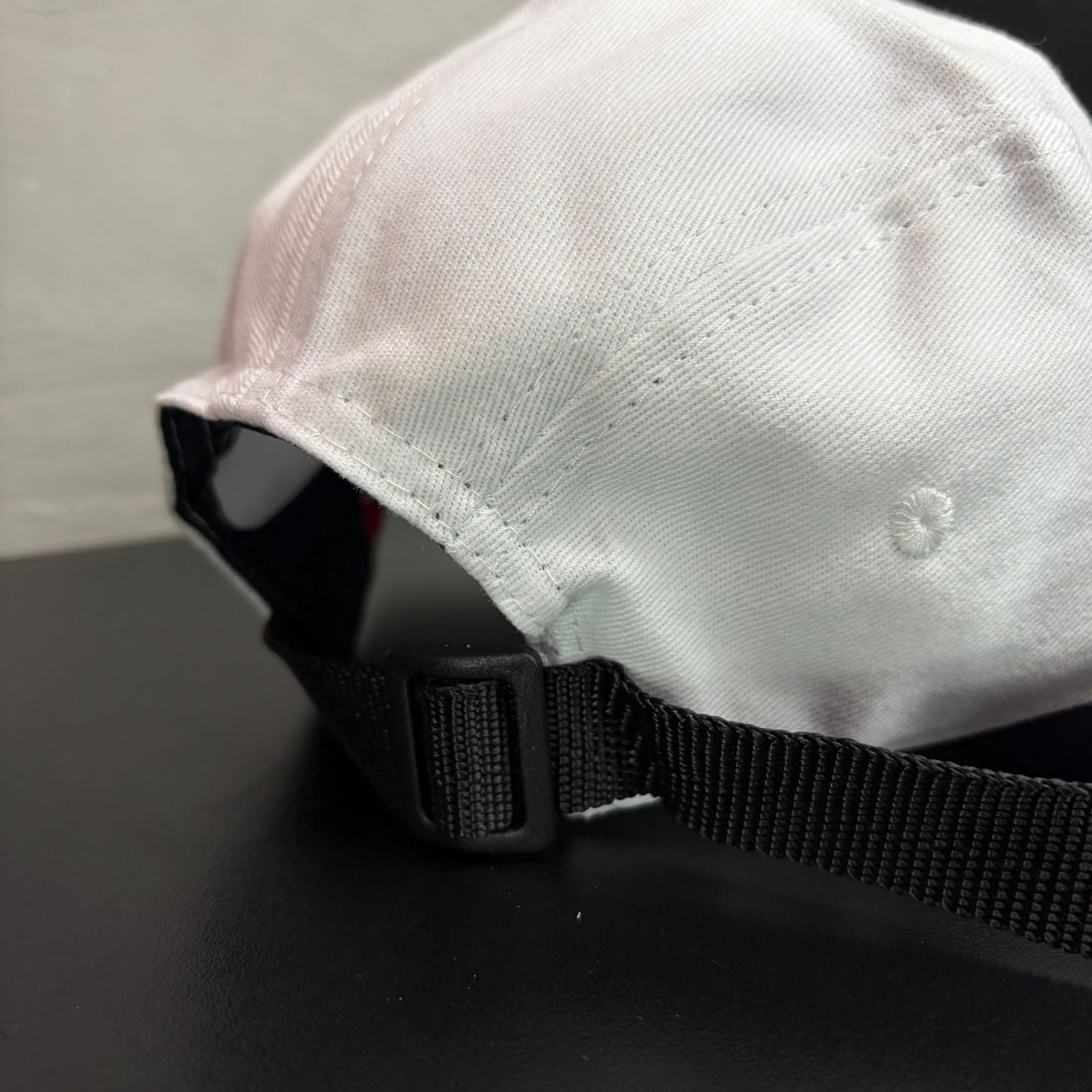 Boné Grife SUPREME Off-White/Azul Claro com Box Logo Vermelho