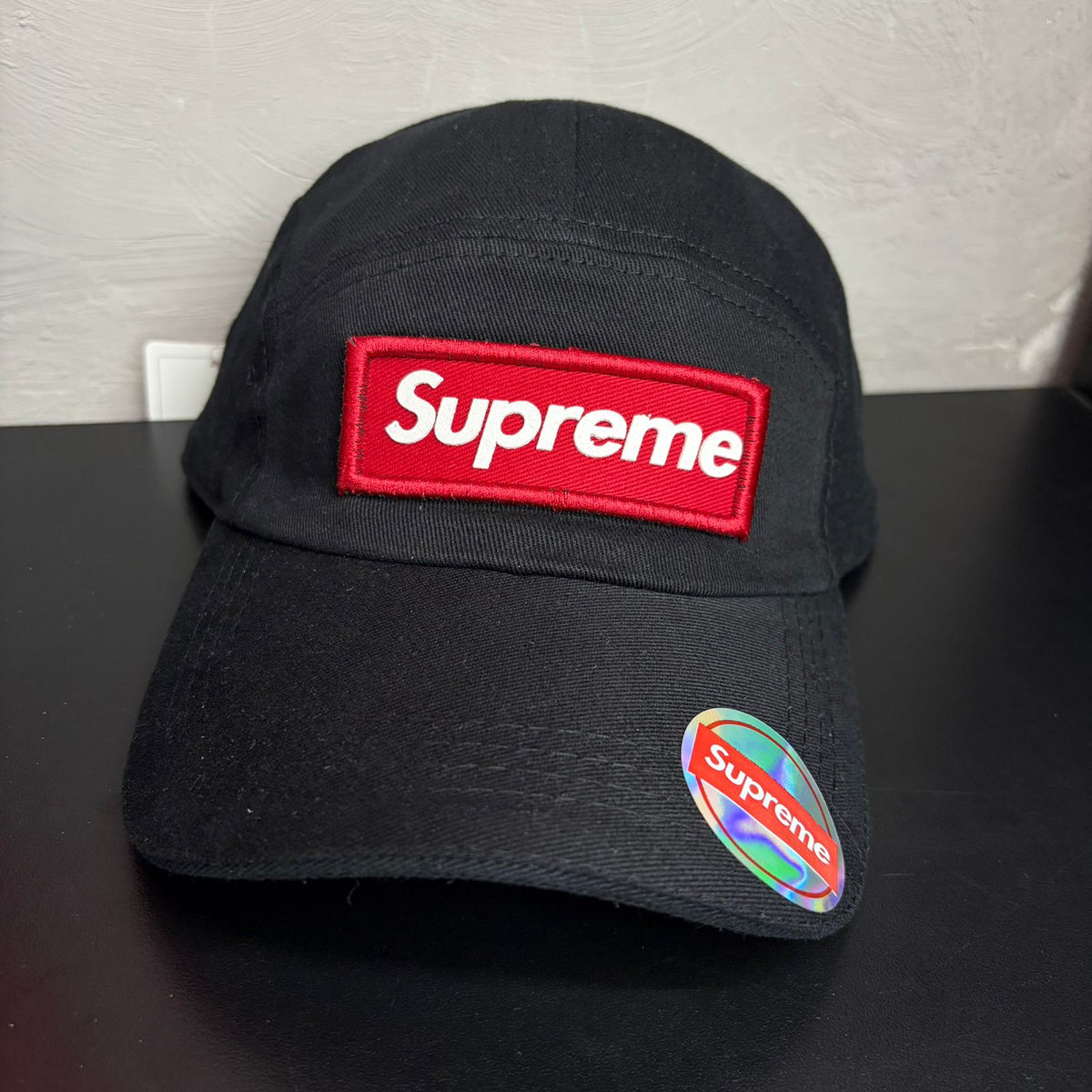 Boné Grife SUPREME Preto Clássico com Box Logo Vermelho