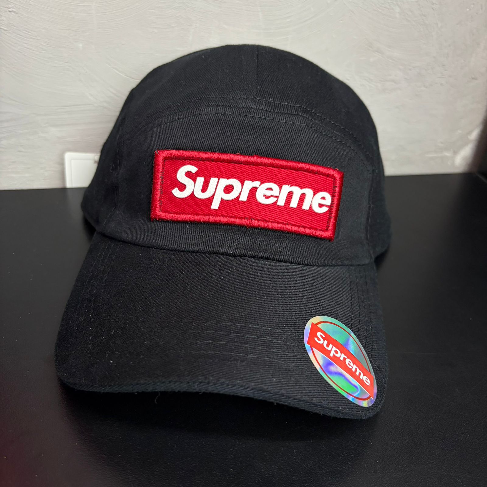 Boné Grife SUPREME Preto Clássico com Box Logo Vermelho