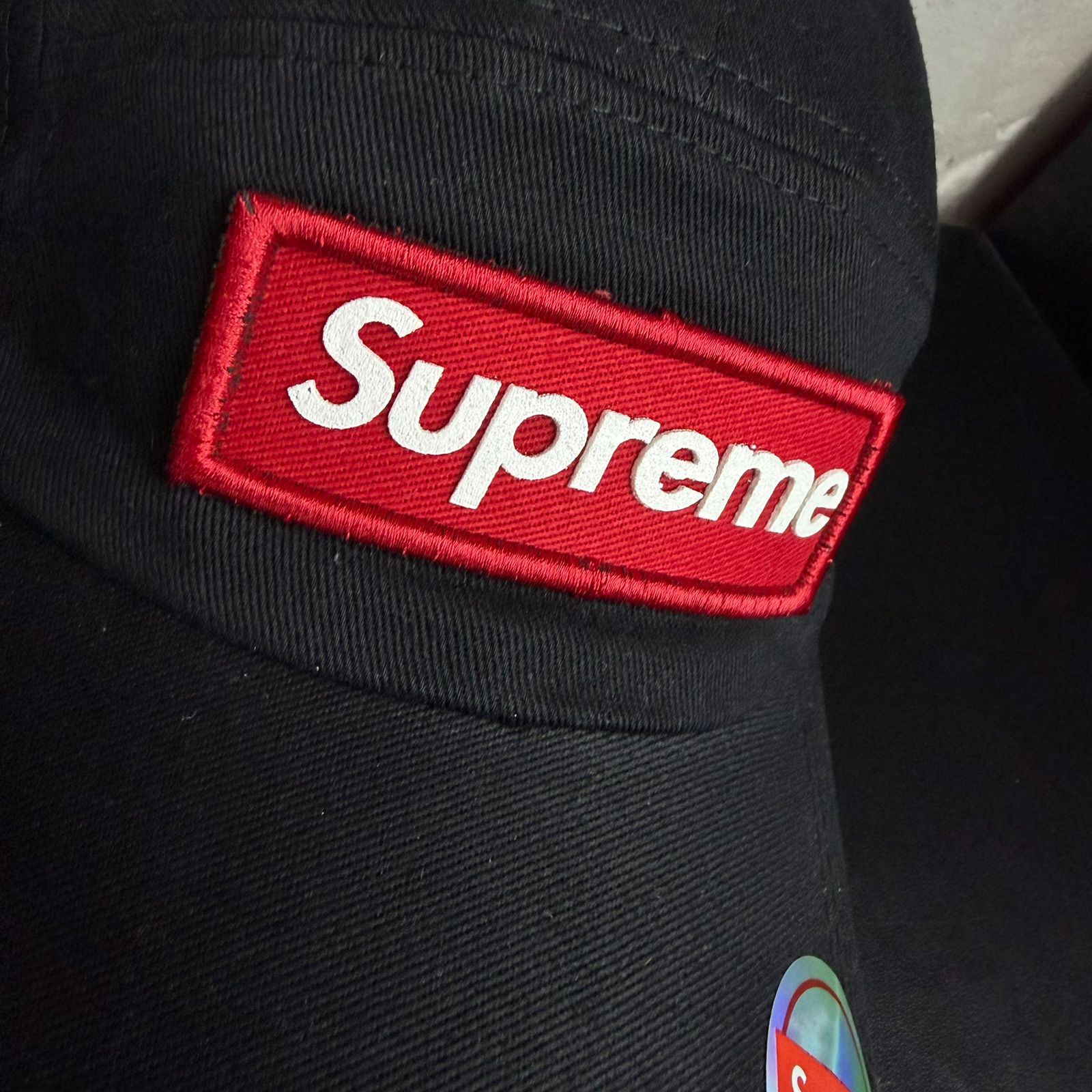 Boné Grife SUPREME Preto Clássico com Box Logo Vermelho