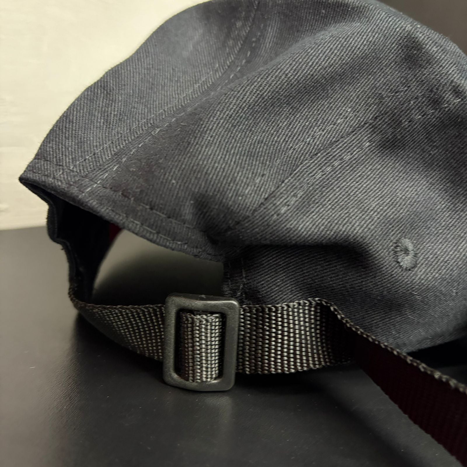 Boné Grife SUPREME Preto Clássico com Box Logo Vermelho