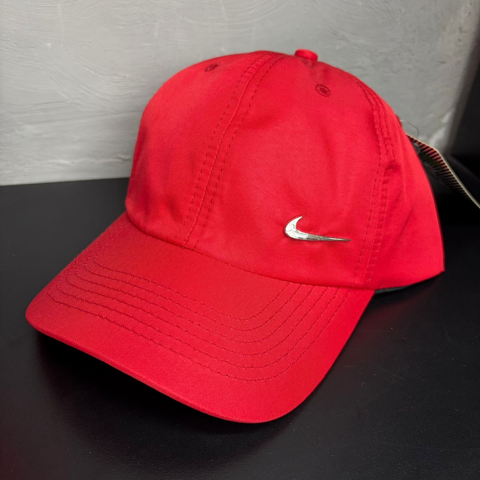 Boné Grife NIKE Vermelho Intenso com Swoosh Metálico Prata