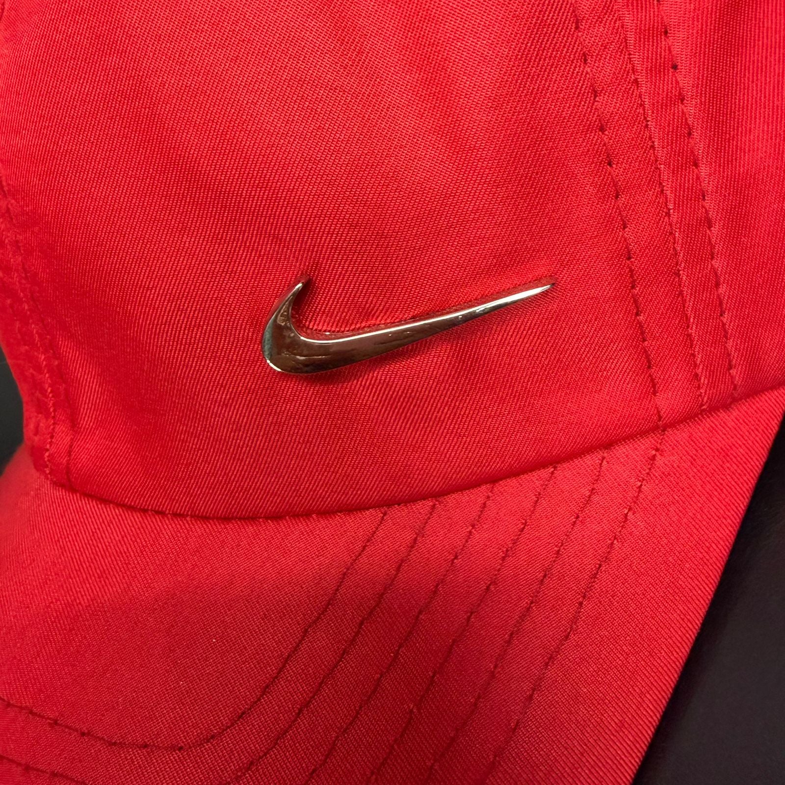Boné Grife NIKE Vermelho Intenso com Swoosh Metálico Prata