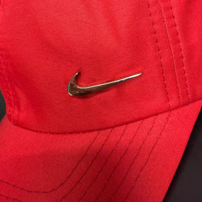Boné Grife NIKE Vermelho Intenso com Swoosh Metálico Prata