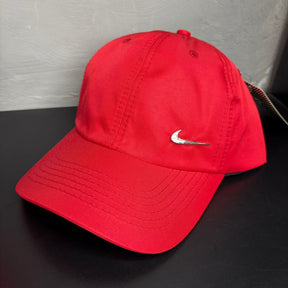 Boné Grife NIKE Vermelho Intenso com Swoosh Metálico Prata