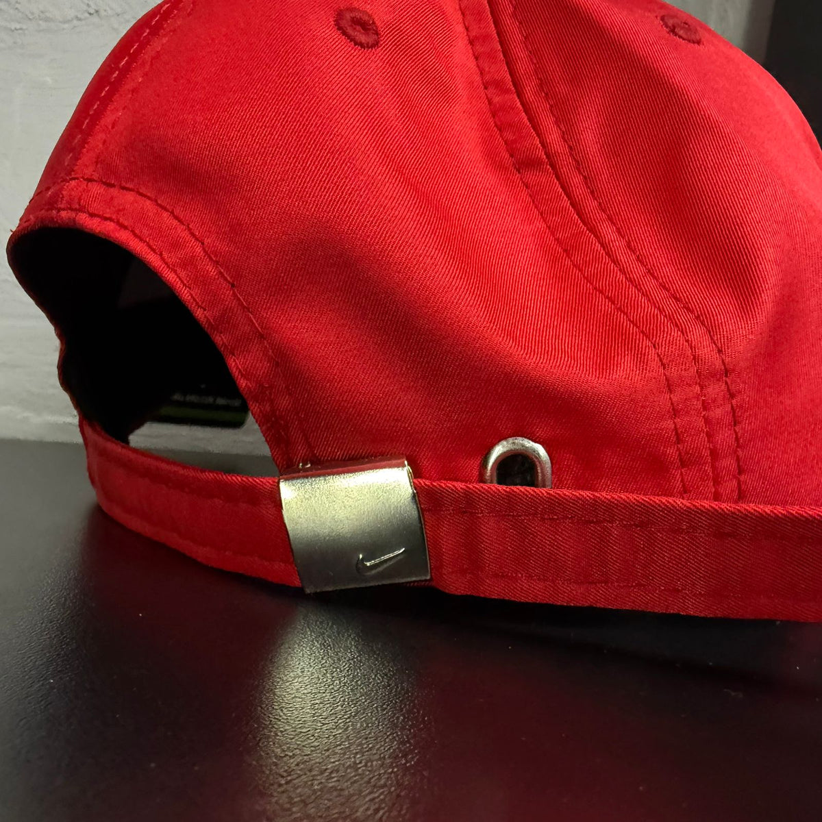 Boné Grife NIKE Vermelho Intenso com Swoosh Metálico Prata