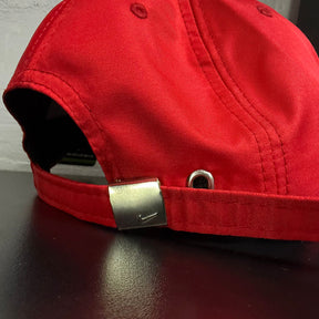 Boné Grife NIKE Vermelho Intenso com Swoosh Metálico Prata