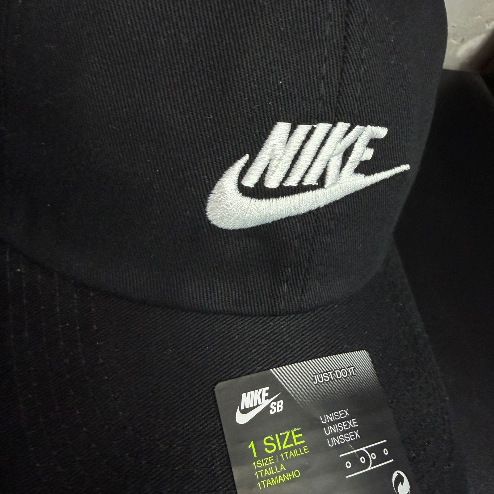 Boné Grife NIKE SB Preto Clássico com Logo Branco