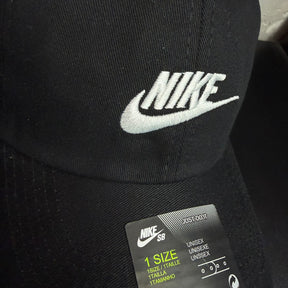 Boné Grife NIKE SB Preto Clássico com Logo Branco