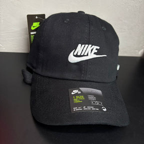 Boné Grife NIKE SB Preto Clássico com Logo Branco