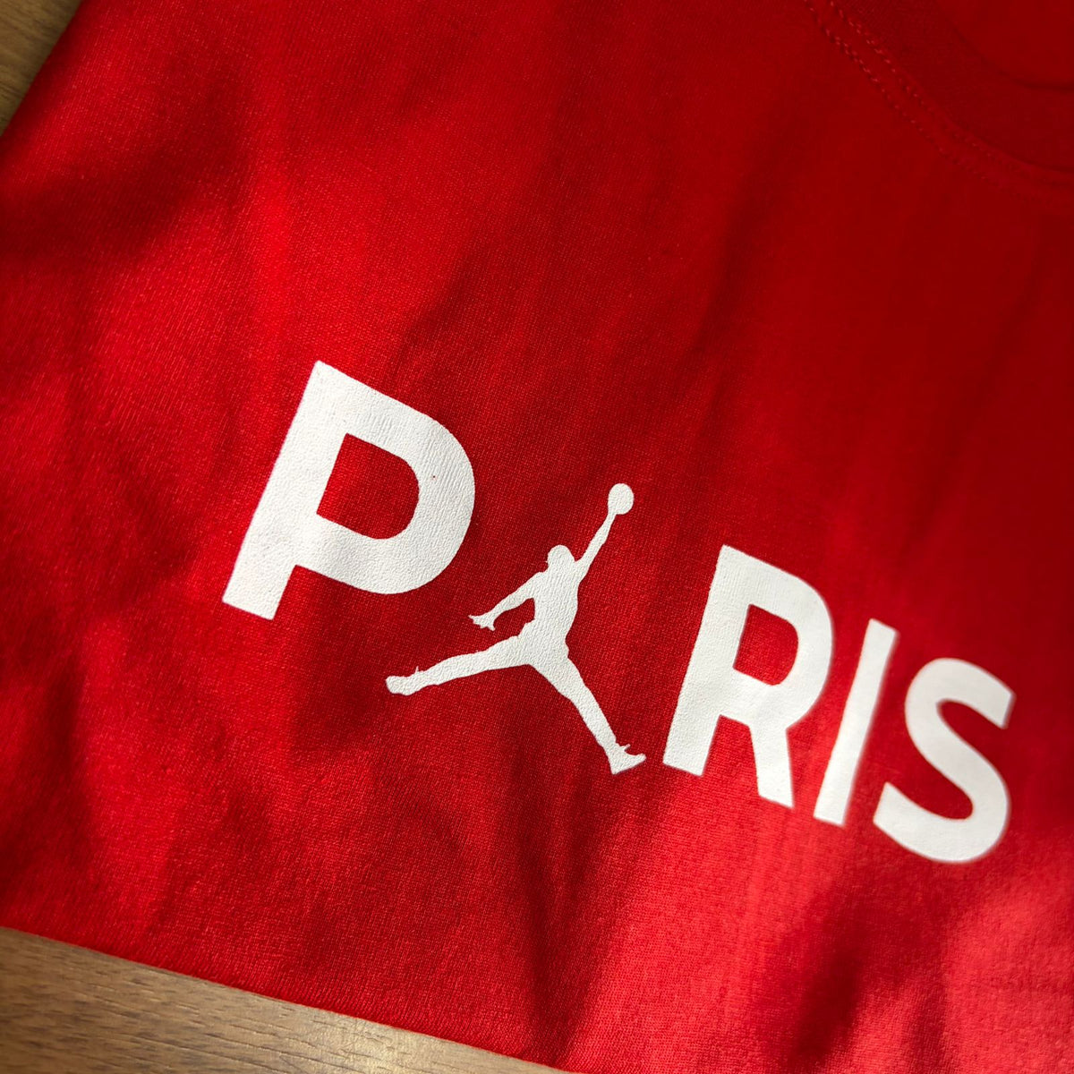 Camiseta Grife JORDAN/NIKE Vermelha Collab PSG Estampa PARIS