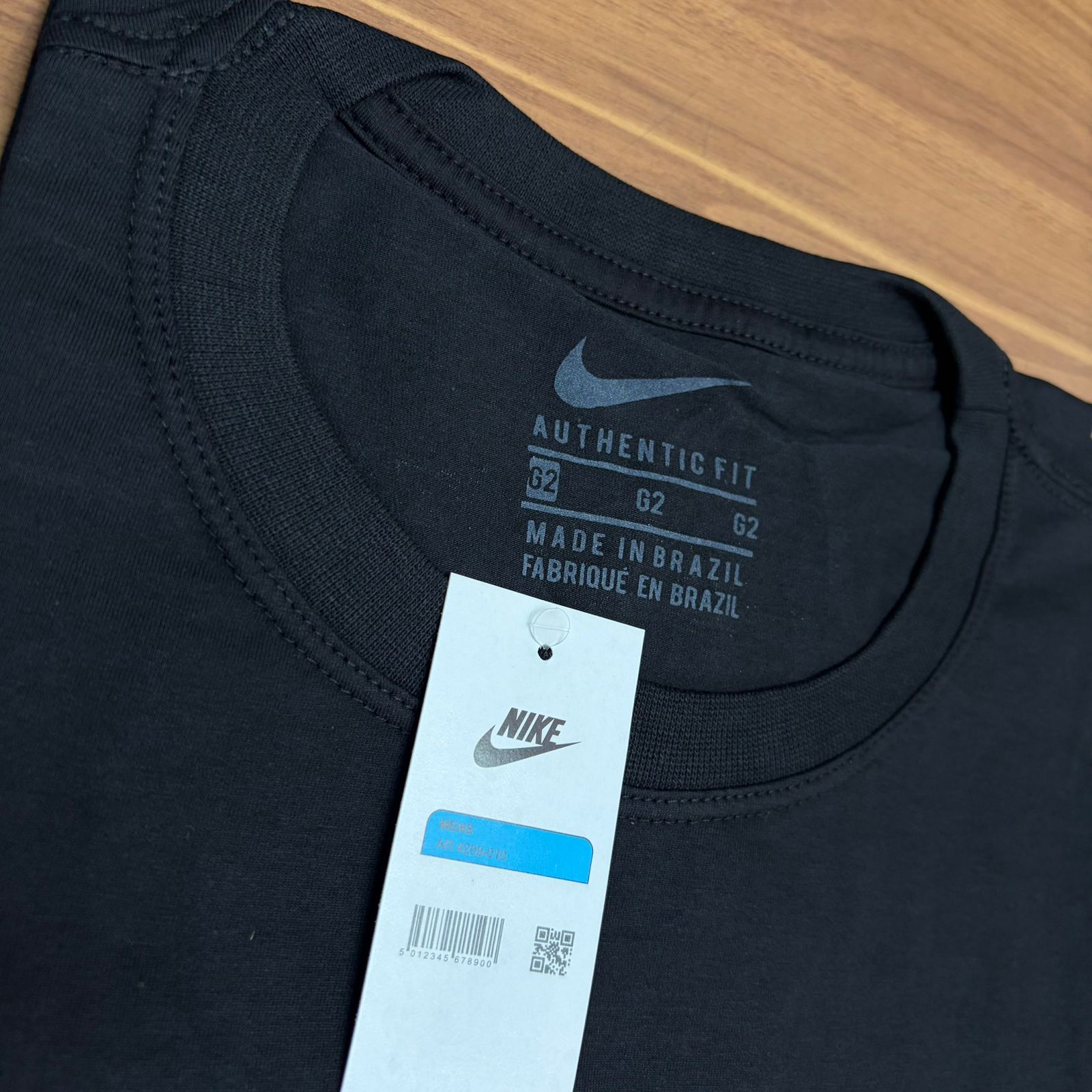 Camiseta Grife NIKE Preta com Logo Empilhado Branco