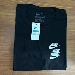 Camiseta Grife NIKE Preta com Logo Empilhado Branco