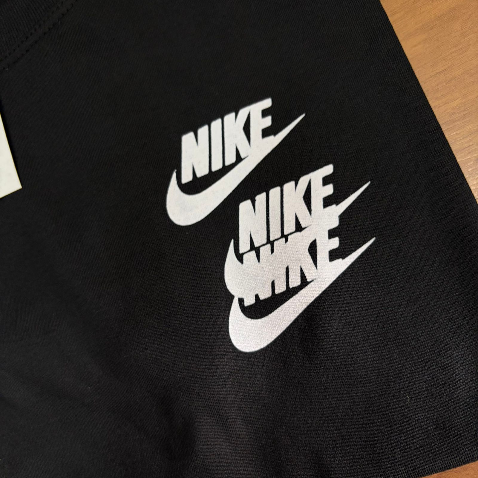 Camiseta Grife NIKE Preta com Logo Empilhado Branco